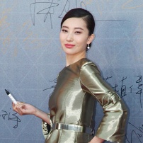 演员殷旭微笑亮相红毯 金色小礼服耀眼配红唇