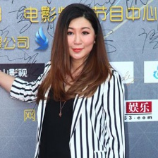 金依萌亮相紅毯微笑 條紋西裝配長裙略顯豐腴
