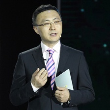王長(zhǎng)田擔(dān)任百合獎(jiǎng)分享嘉賓 面帶笑容文質(zhì)彬彬
