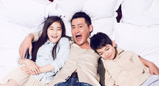 景崗山攜最帥星二代兒子拍寫真 女兒嘟嘴搞怪