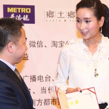 2014愛(ài)心包裹項(xiàng)目啟動(dòng) 電影頻道熱心公益受表彰
