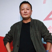 導(dǎo)演楊亞洲亮相典禮后臺(tái) 衣著隨意流露歲月滄桑