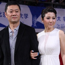 顏丙燕攜王競微笑亮相紅毯 白裙簡潔凸顯氣場