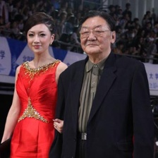 《我的長(zhǎng)征》導(dǎo)演翟俊杰亮相 西裝革履精神矍鑠