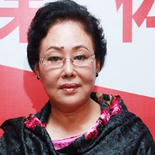 斯琴高娃亮相后臺和藹可親 面帶微笑氣度雍容