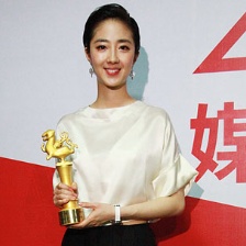 桂綸鎂亮相后臺捧杯微笑 女神氣質(zhì)脫俗清秀動人