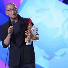 管虎斬獲最受歡迎導(dǎo)演獎(jiǎng) 登臺致詞態(tài)度謙虛感恩