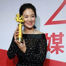 演员沈傲君亮相后台捧杯微笑 喜悦难抑神采飞扬