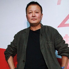 導(dǎo)演楊亞洲亮相典禮后臺(tái) 衣著隨意流露歲月滄桑