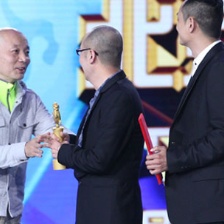 葛优意外现身成惊喜 为《狗十三》颁奖低调谦逊