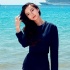 Angelababy戛纳海滩风情万种 裙角飞扬大秀美腿