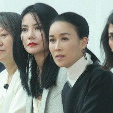 王菲披大衣帅气现身红唇冷艳 与那英相聚聊不停