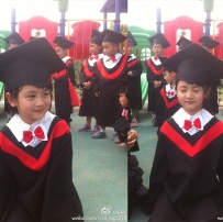 森碟幼儿园毕业 身穿学士服被赞“少年版赫敏”