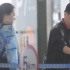 张艺谋现身机场无人识 自推行李戴帽低头忙赶路