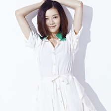 車曉夏日寫真似清純少女 白裙優(yōu)雅自在享受陽(yáng)光
