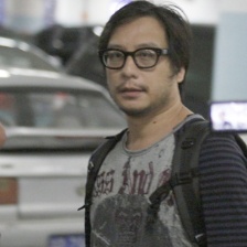 彭顺出轨后首次亮相 被媒体围堵默认获妻子原谅