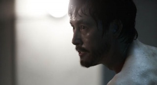 《神之一手》新劇照 鄭雨盛絡(luò)腮胡李凡秀露紋身