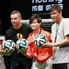 李宇春、秦岚出席世界杯活动秀美腿 范志毅亮相