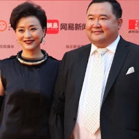 杨澜携夫吴征恩爱亮相红毯 黑色长礼服知性优雅