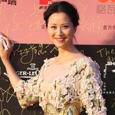 倪虹潔亮相簽名笑容燦爛 花朵裙亮麗金腰帶搶眼
