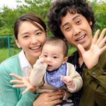新垣结衣新片转型扮妈妈 手推婴儿车母爱十足