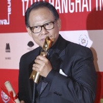 最佳男演員維他亞亮相后臺 親吻獎杯喜色難掩