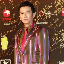 温兆伦亮相红毯面带微笑 彩色条纹西装格外抢镜