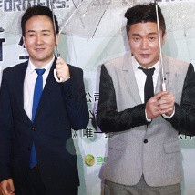 筷子兄弟助阵《变4》首映庆典 穿西服精神抖擞