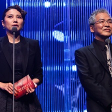 電影節(jié)評委顏丙燕登臺頒獎 氣場十足侃侃而談