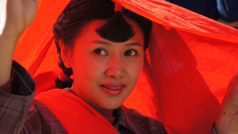 系红裤带的女人
