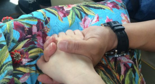 李小冉曬牽手照親證已結婚 否認懷孕：是個誤會