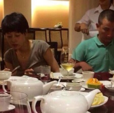 網(wǎng)曝文章馬伊琍夏威夷就餐 不時(shí)耳語大秀親密