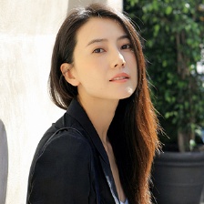 高圆圆欧洲靓照清新明媚 秀长腿展笑颜女神范足