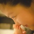 何洁首次公布与儿子亲昵合影 分享初为人母喜悦