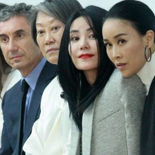 王菲、那英热聊频露搞怪表情 举手机变自拍达人