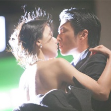 《一生一世》曝甜蜜剧照 谢霆锋街头拥吻高圆圆