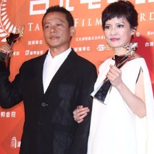 李康生夺台北影节影帝 郭书瑶、曾宝仪红毯斗艳