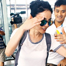 王菲素颜现身机场匆忙离港 避谈李亚鹏新绯闻