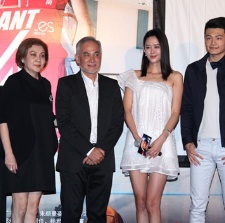 中新合拍电影《再见巨人》首映 朱厚任崇拜姚明