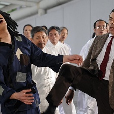 “憨豆先生”中國行大跳廣場(chǎng)舞 經(jīng)典搞怪表情再現(xiàn)