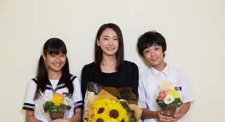 新垣結衣新片《青春小鳥》殺青 片場哭成淚人