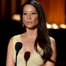 华人女星刘玉玲登台颁奖 黄色长裙低调又大方