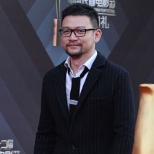 《同桌的妳》導(dǎo)演郭帆亮相紅毯 短發(fā)西裝型男范