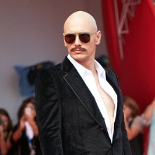 弗兰兰亮相《喧哗与骚动》首映 光头配纹身抢镜