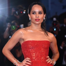 《善意殺戮》首映 佐伊·克拉維茲紅色抹胸裙惹眼