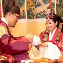 许茹芸穿韩式礼服首尔大婚 梁静茹、杨采妮道贺