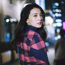 高圆圆现身纽约夜景街拍 都市霓虹展露绚然之美