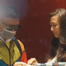 孙红雷携女友珠宝店挑大钻戒 认真细致婚期将至