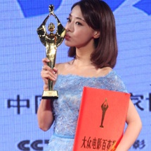 鄧家佳獲最佳女配亮相后臺 親吻獎杯喜不自勝