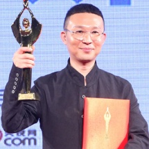 最佳编剧李樯获奖后亮相后台 面色平静气质淡定